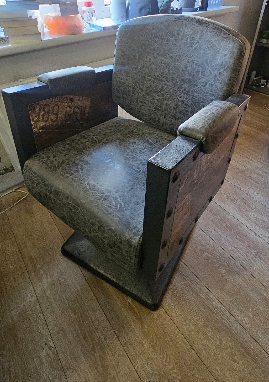 Stoere industriële kappersstoel / barberstoel, Ophalen