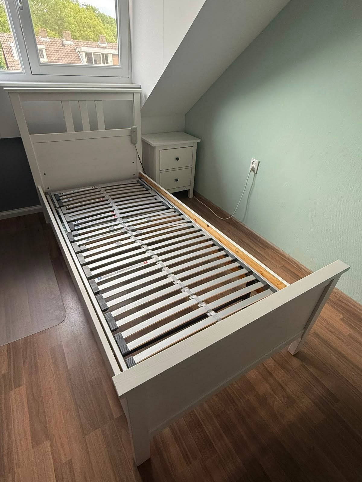 Ikea Hemnes bed incl electrische lattenbodem en nachtkastje, Huis en Inrichting, Slaapkamer | Bedden, Ophalen, Gebruikt, 90 cm