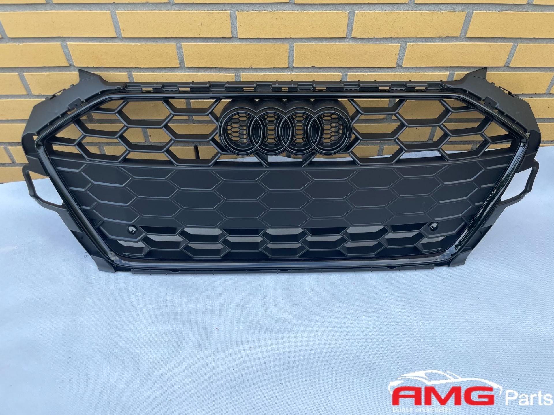 Audi A4 B9 8W S Line Grill Zwart Logo ORIGINEEL 8W0853651 EB, AUDI AG, Kundenbetreuung@audi.de, Nieuw, Auto-Union-Strasse 1
85045  Ingolstadt, DE