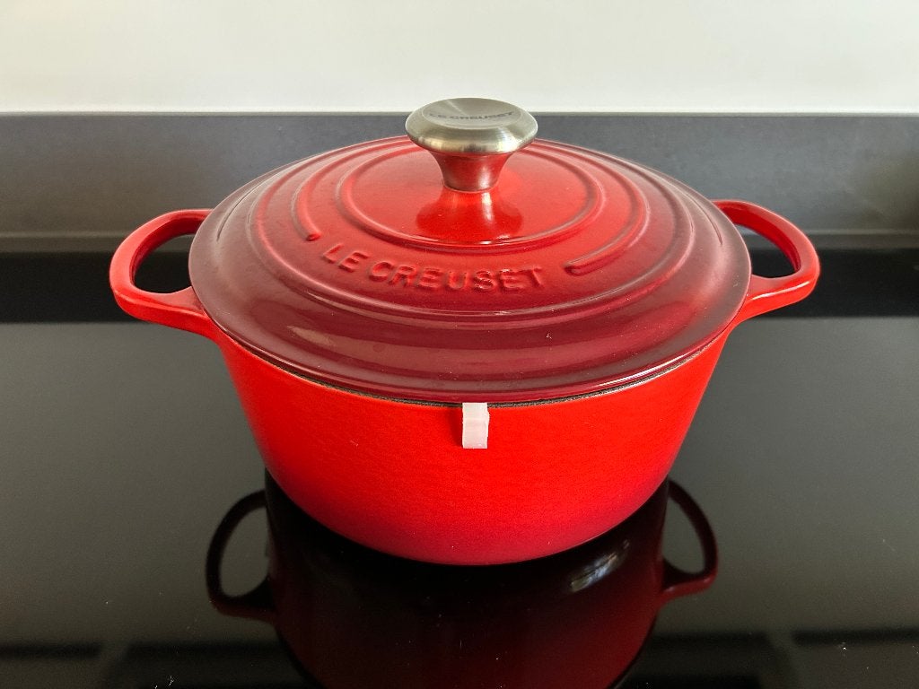 Le Creuset braadpan 24cm kersenrood, Ophalen of Verzenden, Gebruikt, Gietijzer, Koekenpan of Braadpan