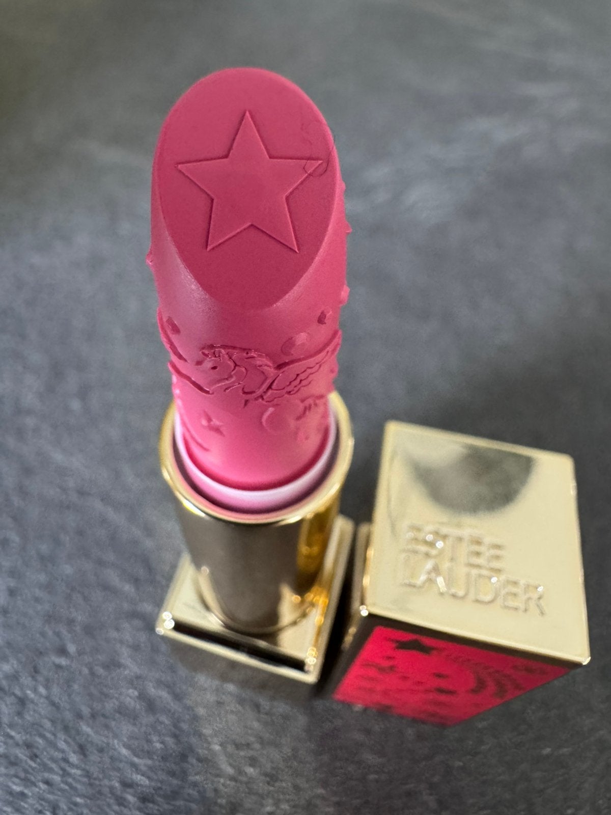 Estee Lauder lipstick saturn reign, Nieuw, Ophalen of Verzenden, Make-up, Overige kleuren