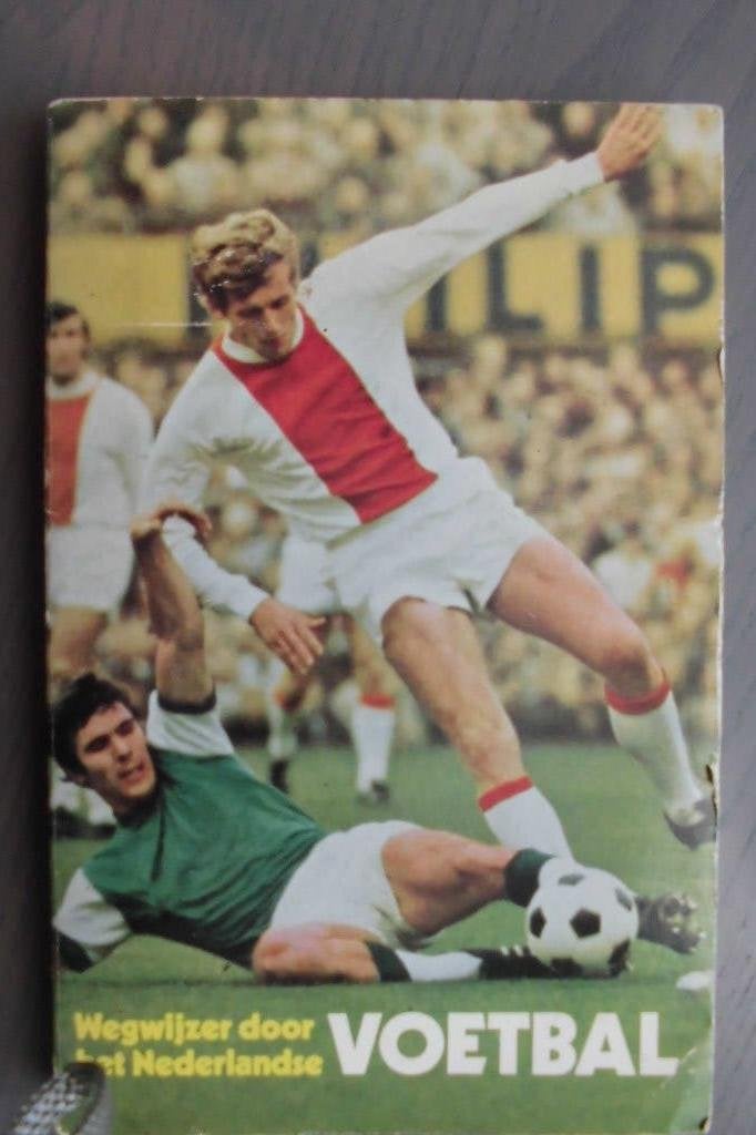 Wegwijs door het Nederlandse voetbal, Ophalen of Verzenden, Gelezen, Balsport
