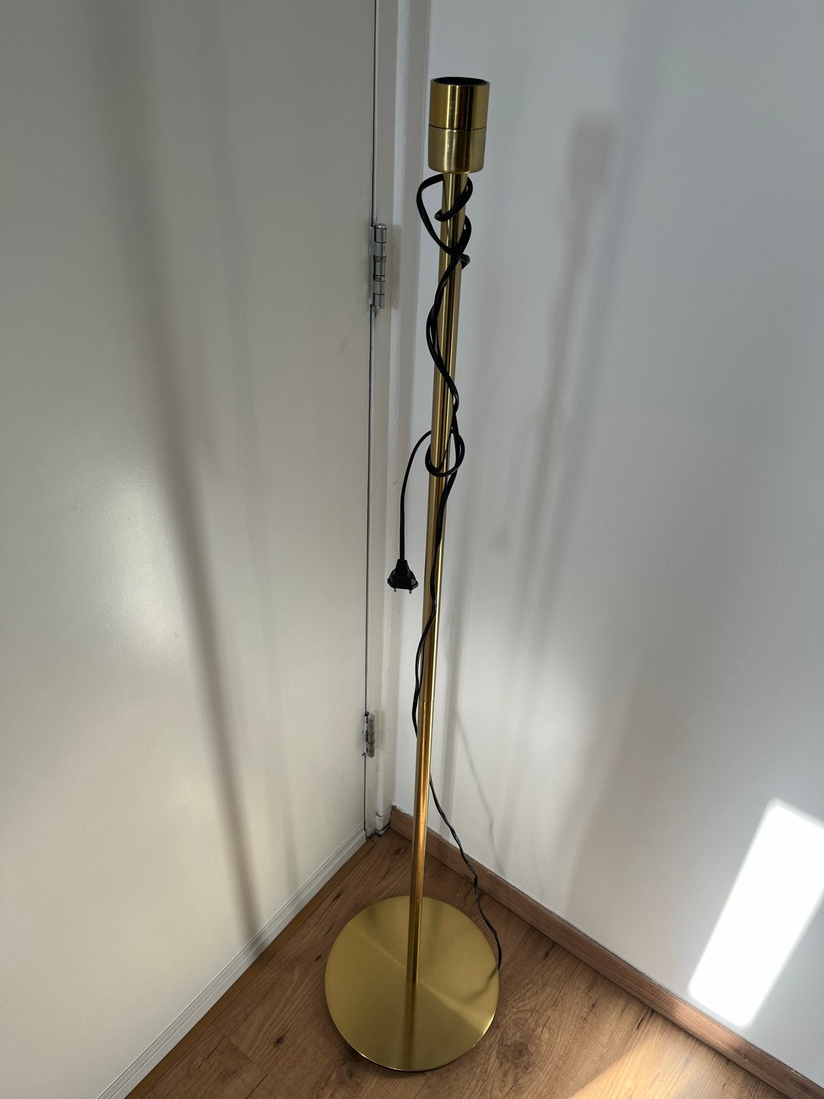 IKEA SKAFTET Staande lampvoet, messingkleur, Huis en Inrichting, Lampen | Vloerlampen, Ophalen, 100 tot 150 cm, E27 (groot), Zo goed als nieuw