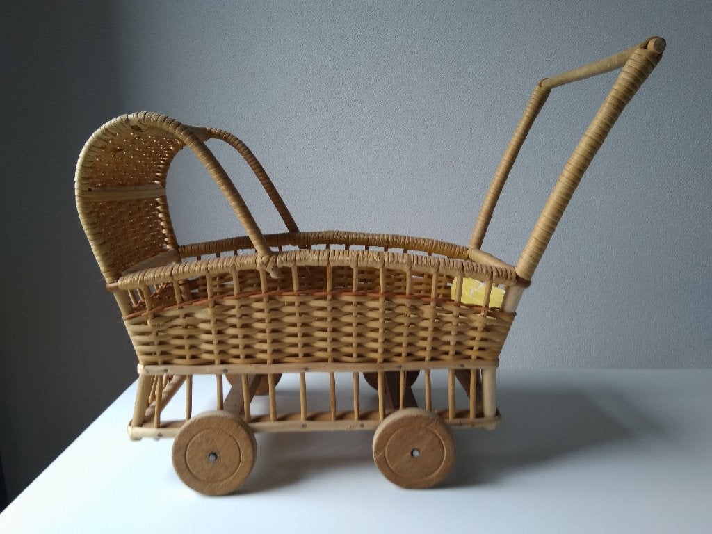 vintage rotan poppenwagen jaren 60, Ophalen, Gebruikt