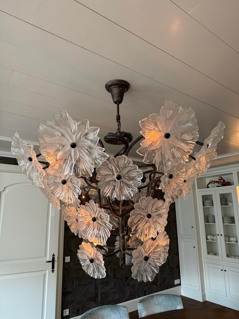 Grote bijzondere kroonluchter met glazen bloemen, Huis en Inrichting, Lampen | Kroonluchters, Ophalen, Gebruikt, Glas