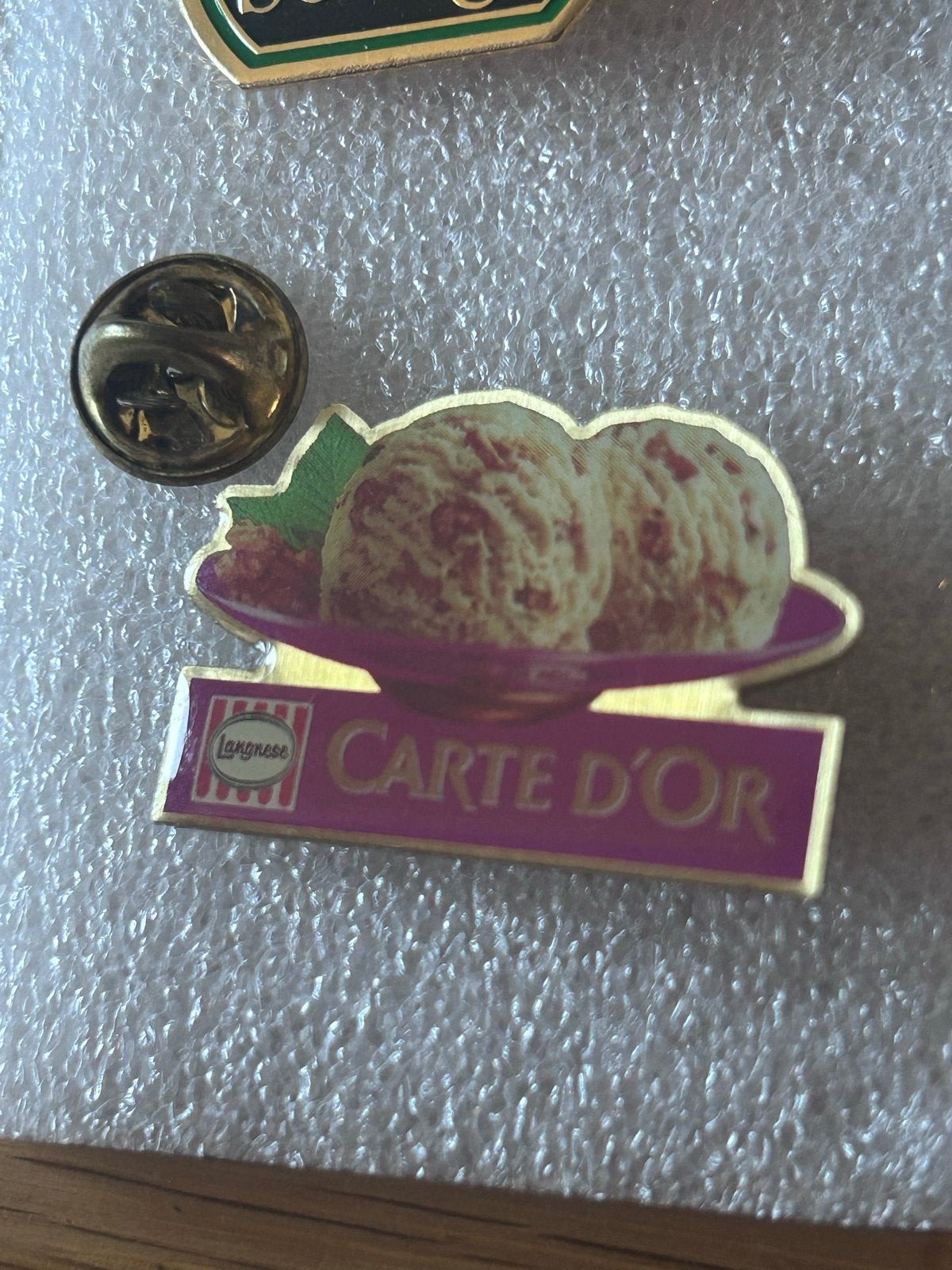 Vintage Langnese Carte D'Or IJs pin, Ophalen of Verzenden, Zo goed als nieuw, Merk, Speldje of Pin