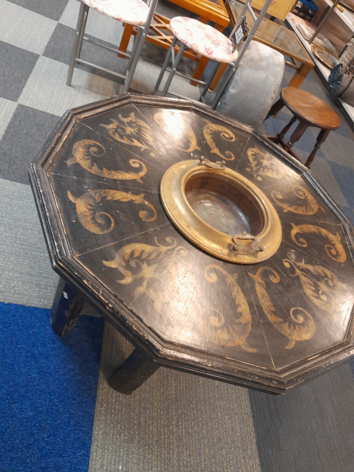 Antieke achthoekige tafel met messing inleg, Ophalen