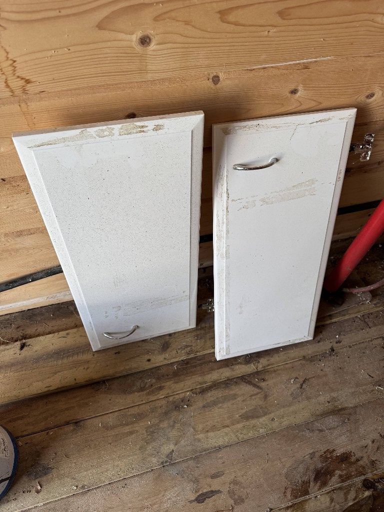 Twee witte kastdeurtjes met scharnieren en handgrepen, Overige typen, Minder dan 25 cm, Minder dan 100 cm, 50 tot 100 cm