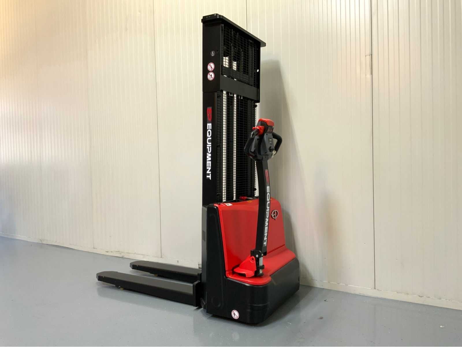 EP - EST 3,0 meter Stapelaar - ingebouwde lader - 1500 kg -, Zakelijke goederen, Machines en Bouw | Heftrucks en Intern transport