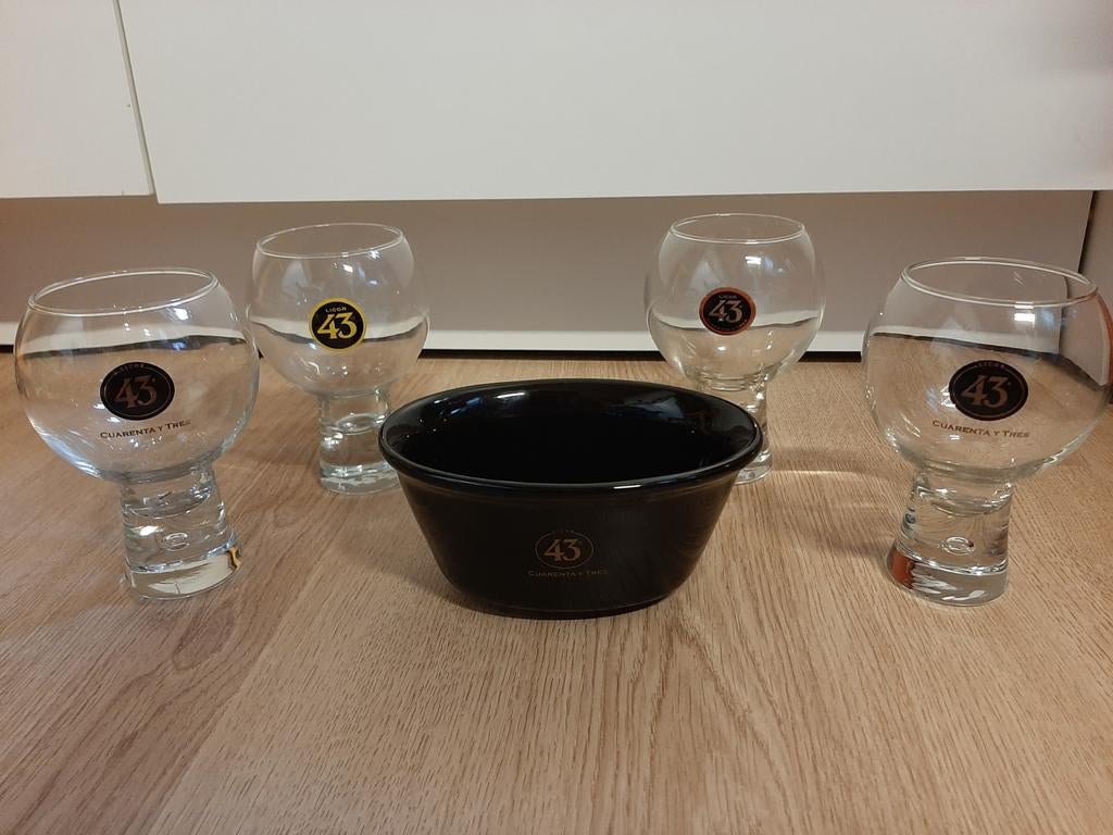 Licor 43 glazen met borrelschaaltje, Verzamelen, Glas en Borrelglaasjes, Ophalen of Verzenden