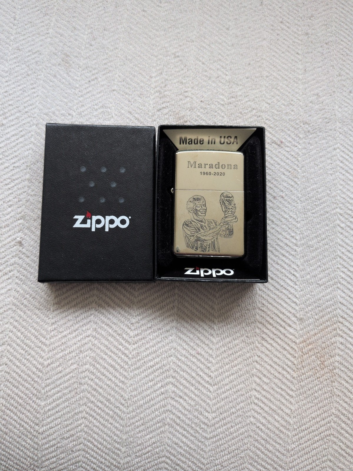 Zippo aansteker Maradona 1960-2020 - Nieuw in doos, Verzamelen, Ophalen of Verzenden, Nieuw, Aansteker