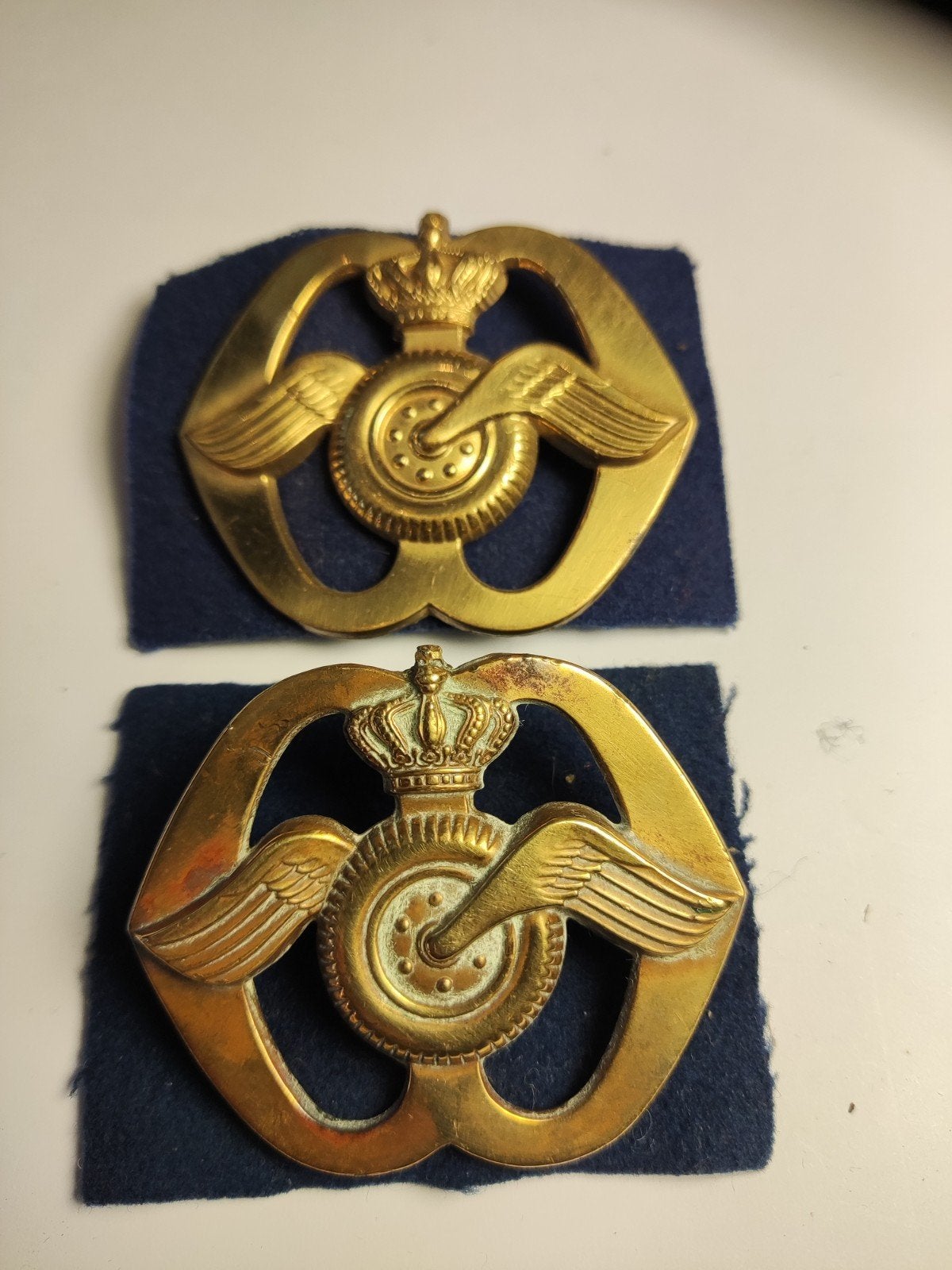 Baretemblemen 5 en 7 wielmoeren Aan en Afvoer Troepen (AAT), Ophalen of Verzenden, Landmacht, Nederland, Embleem of Badge