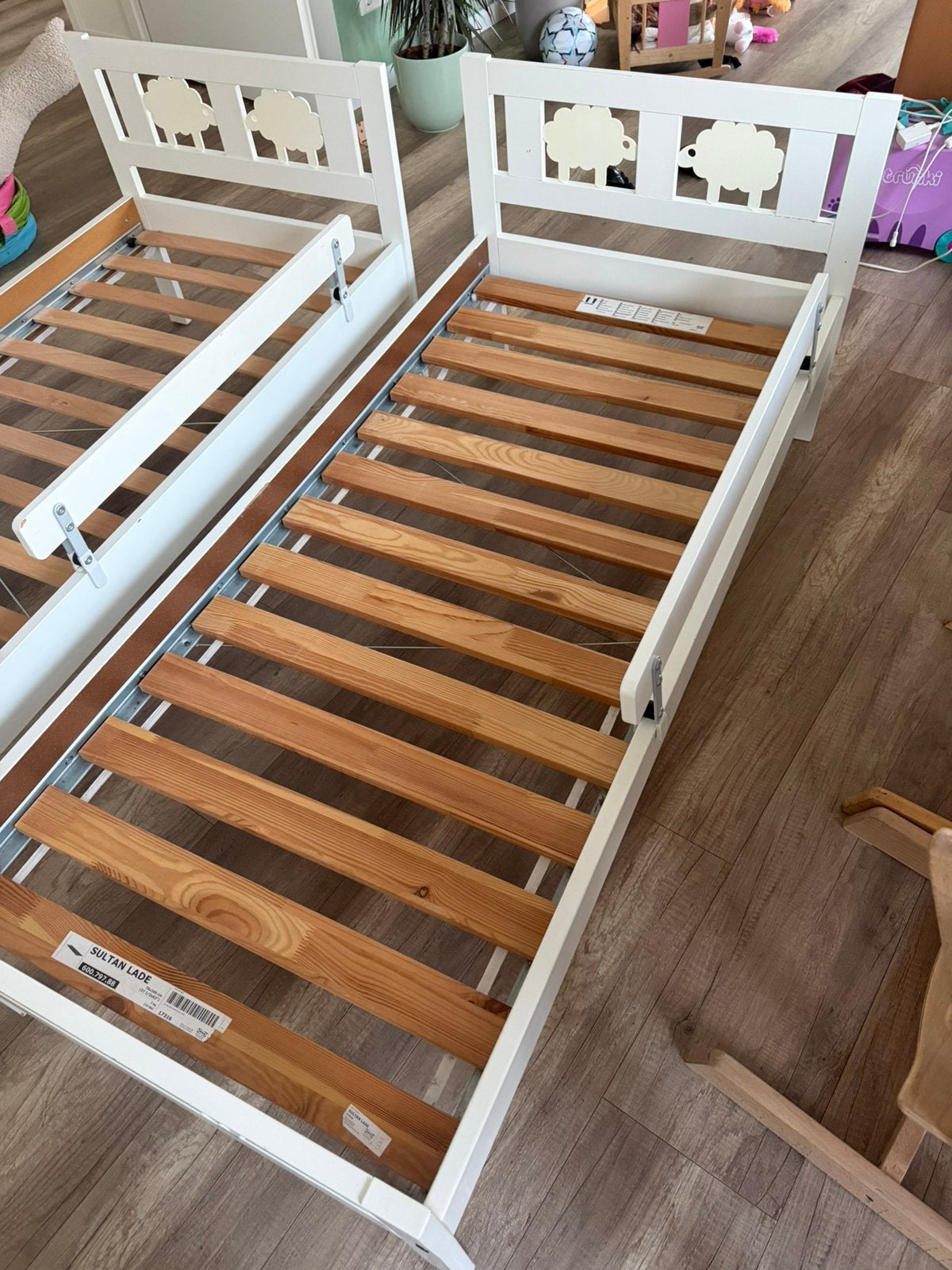 2 x IKEA KRITTER peuterbed met uitvalbeveiliging, Kinderen en Baby's, 70 tot 85 cm, Zo goed als nieuw, Matras, 140 tot 160 cm