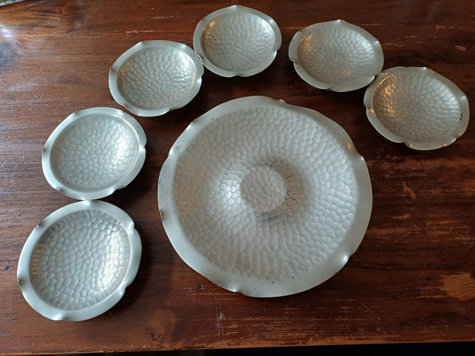G4 Set van 7 gehamerde tinnen schaaltjes/onderzetters, Antiek en Kunst, Antiek | Tin, Ophalen of Verzenden