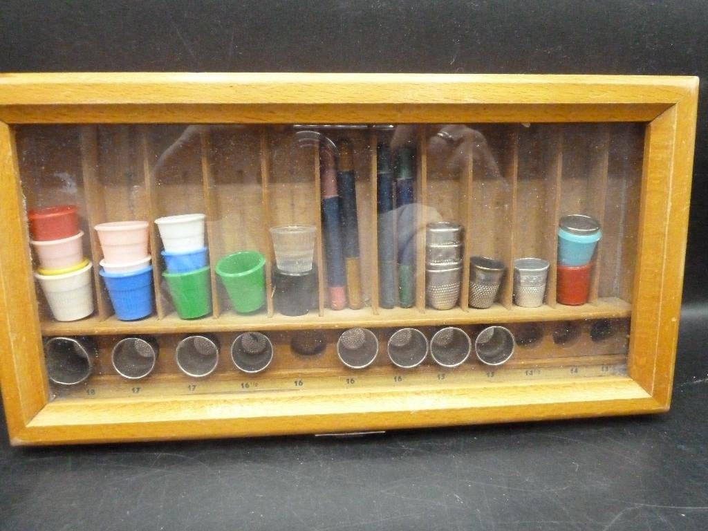 Antiek kistje/ vitrine kastje vingerhoedjes, Ophalen of Verzenden, Gebruikt
