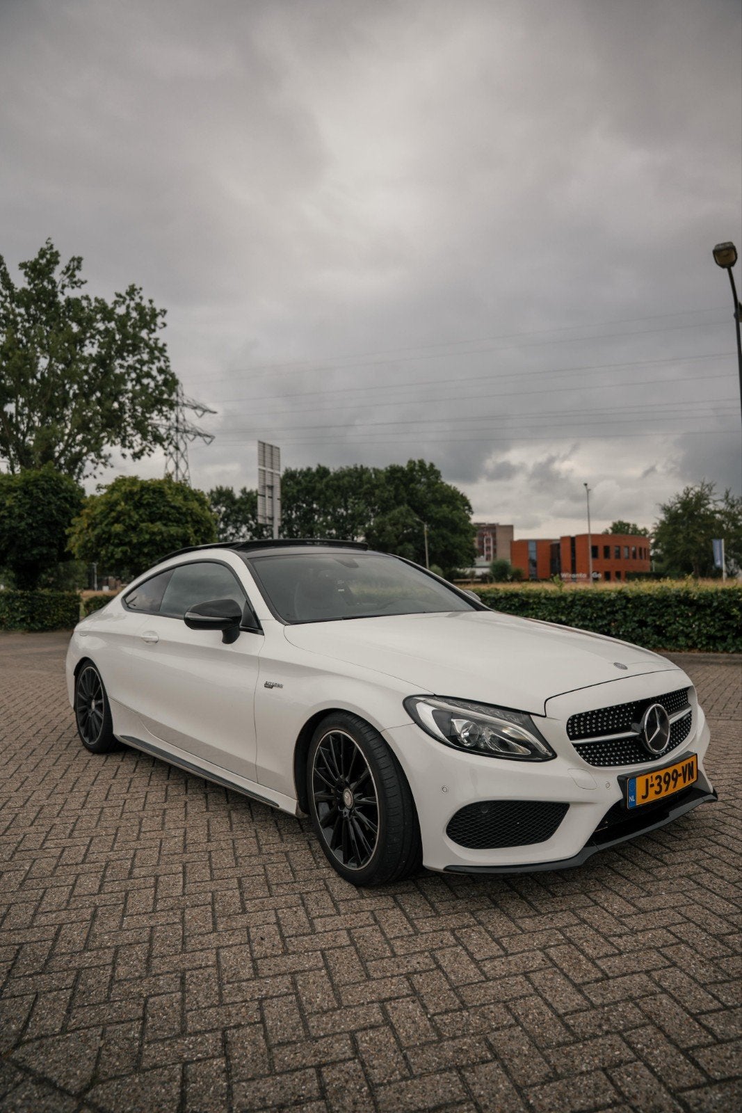 Mercedes-Benz C300 Coupé | PANO | WIT | AMG Uitvoering, Auto's, Automaat, Adaptive Cruise Control, 1800 kg, 4 cilinders