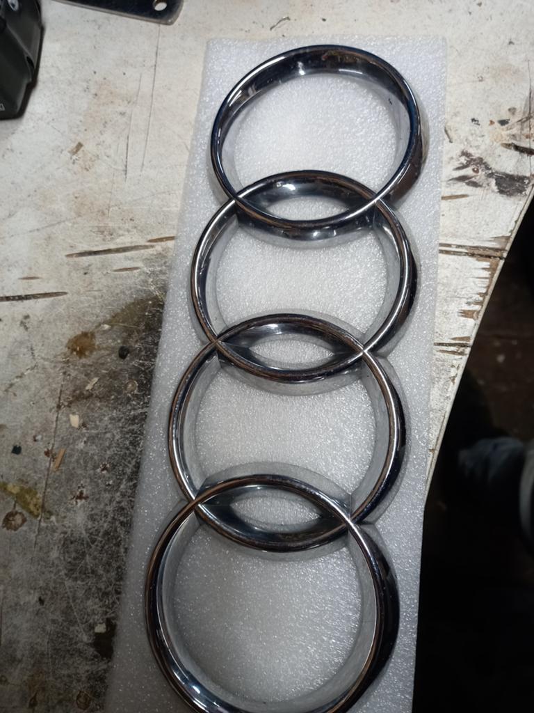 Audi A4 Grill Logo Embleem - Nieuwstaat, Ophalen, Gebruikt, Voor, Audi