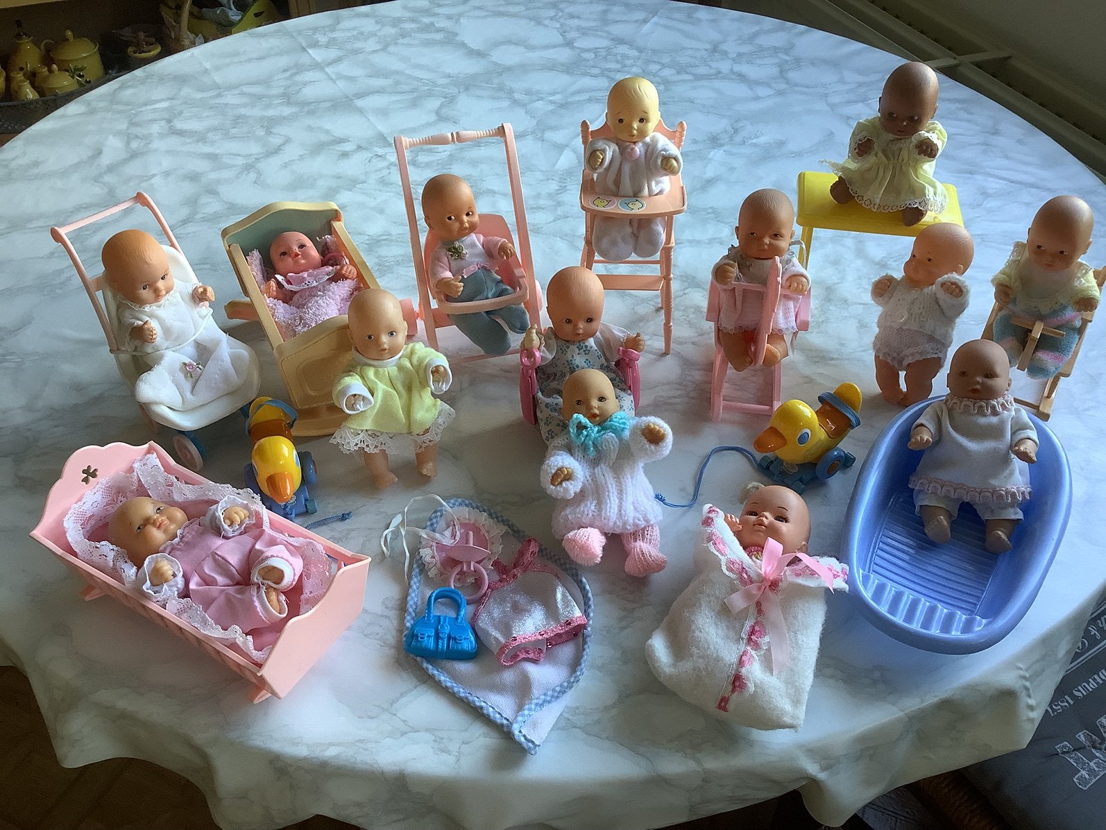 Poppenhuis met toebehoren in grote rieten mand, Verzamelen, Ophalen of Verzenden, Zo goed als nieuw, Poppenhuis