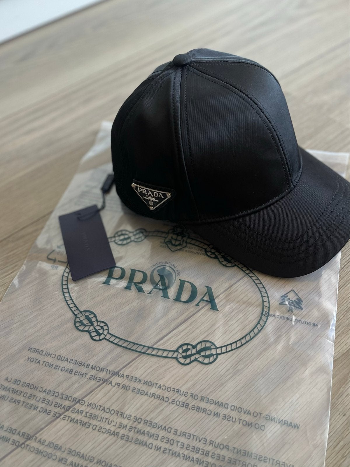 Nieuwe Prada Pet Zwart - Stijlvol en Ongebruikt, Kleding | Dames, Ophalen of Verzenden, Nieuw, One size fits all, Pet