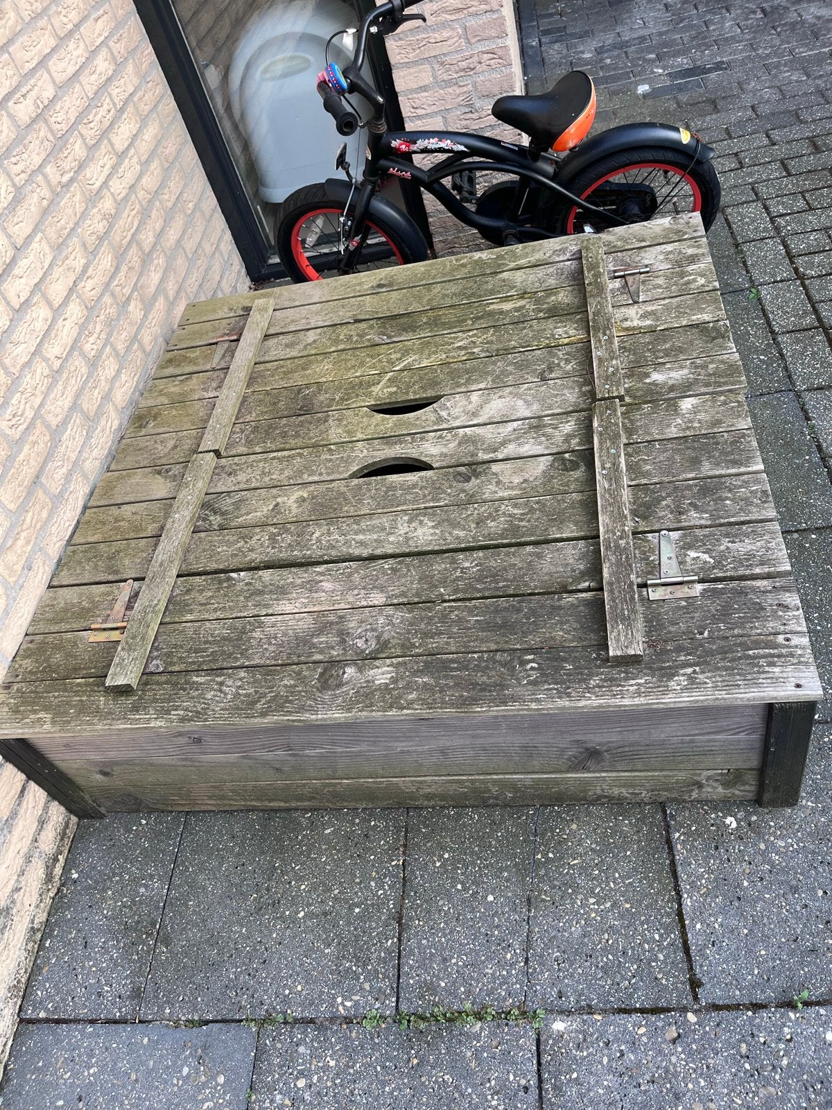 Zandbak 120x120 cm met bankjes en deksel, Ophalen, Gebruikt