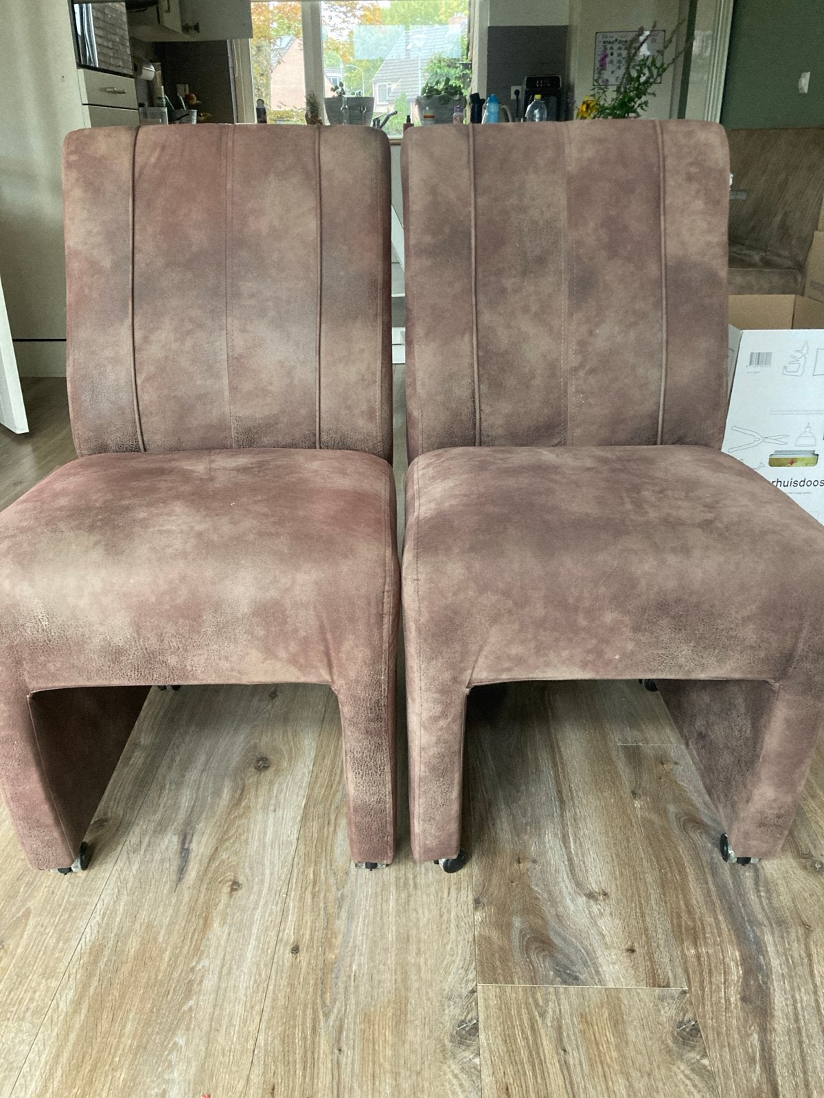 Eettafel stoelen met wieltjes - gratis af te halen, Huis en Inrichting, Stoelen, Gebruikt, Twee, Bruin, Ophalen of Verzenden