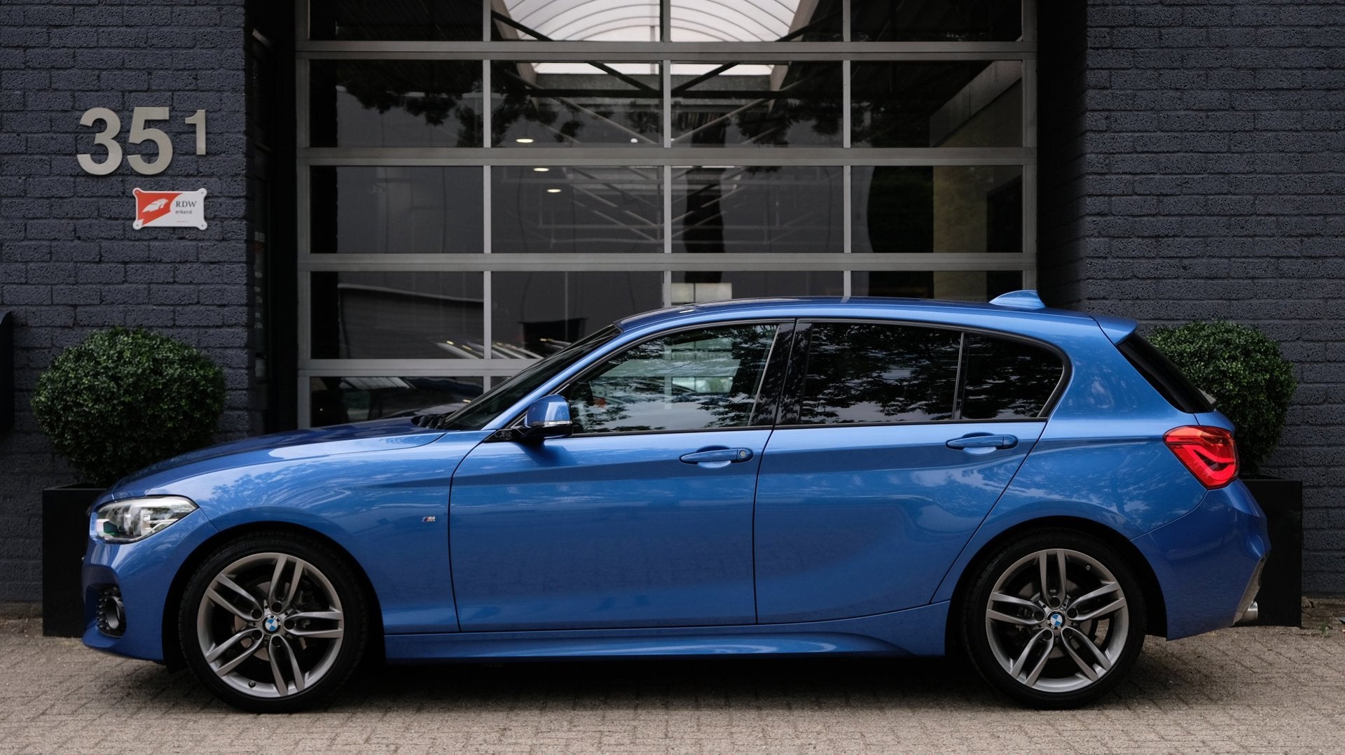 BMW 1-serie 118i High Executive M-Sport ESTORILBLAU, Gebruikt, Blauw, Alcantara, Bedrijf