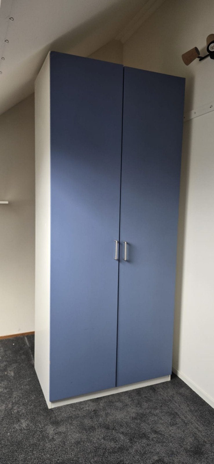 Kledingkast met planken en hangruimte, blauw/wit, Met deur(en), Gebruikt, 200 cm of meer, Modern