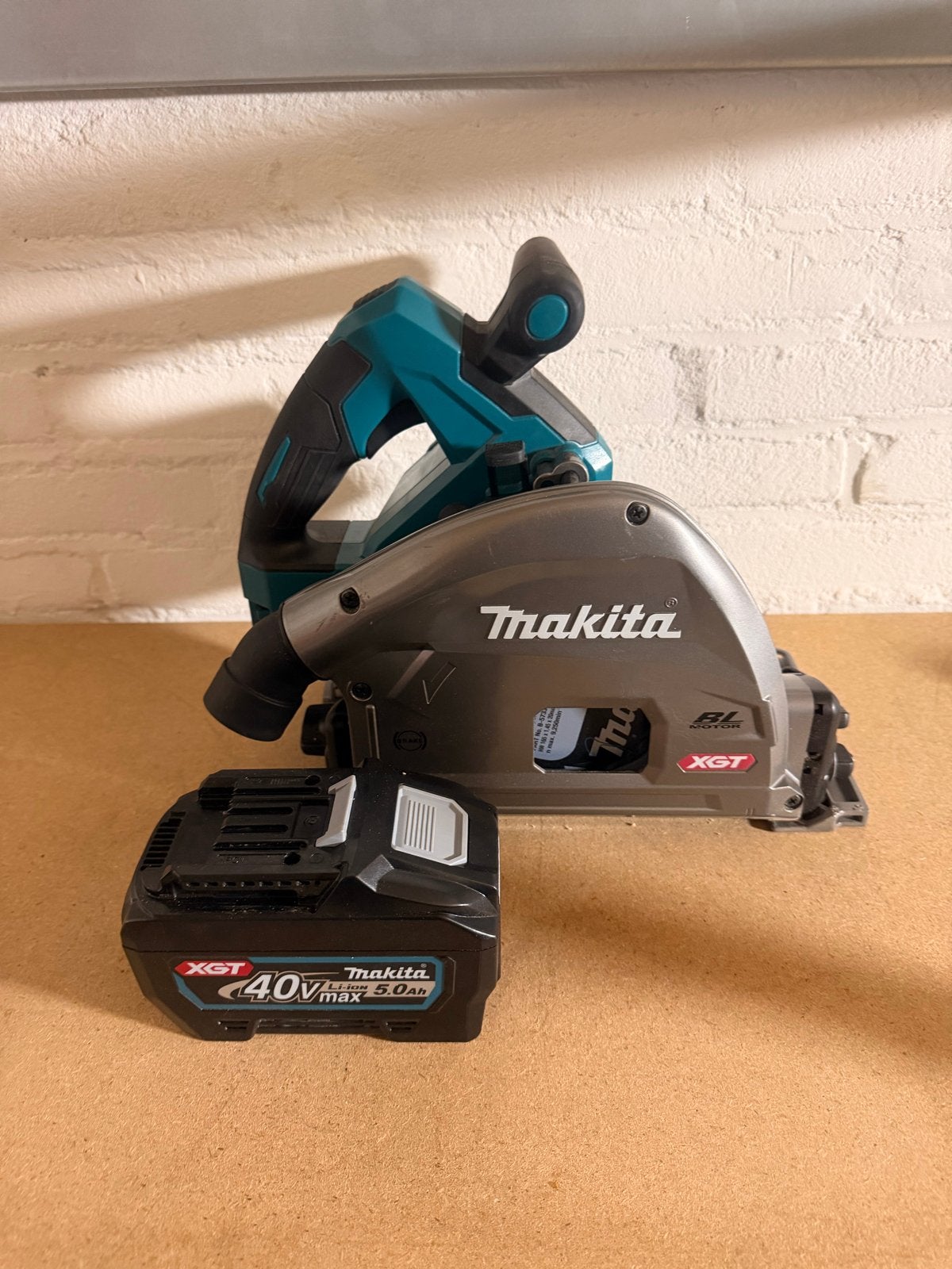 Makita SP001G XGT 40V Max Invalzaag met 5.0Ah accu, Ophalen, Invalzaag, 70 mm of meer, Zo goed als nieuw