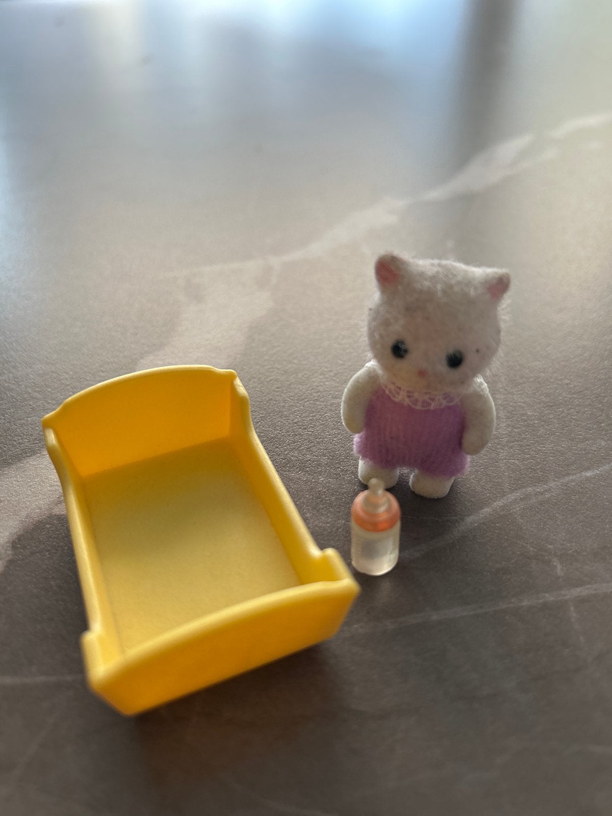 Sylvanian Families baby katje met wiegje en flesje, Ophalen of Verzenden, Zo goed als nieuw, Overige typen