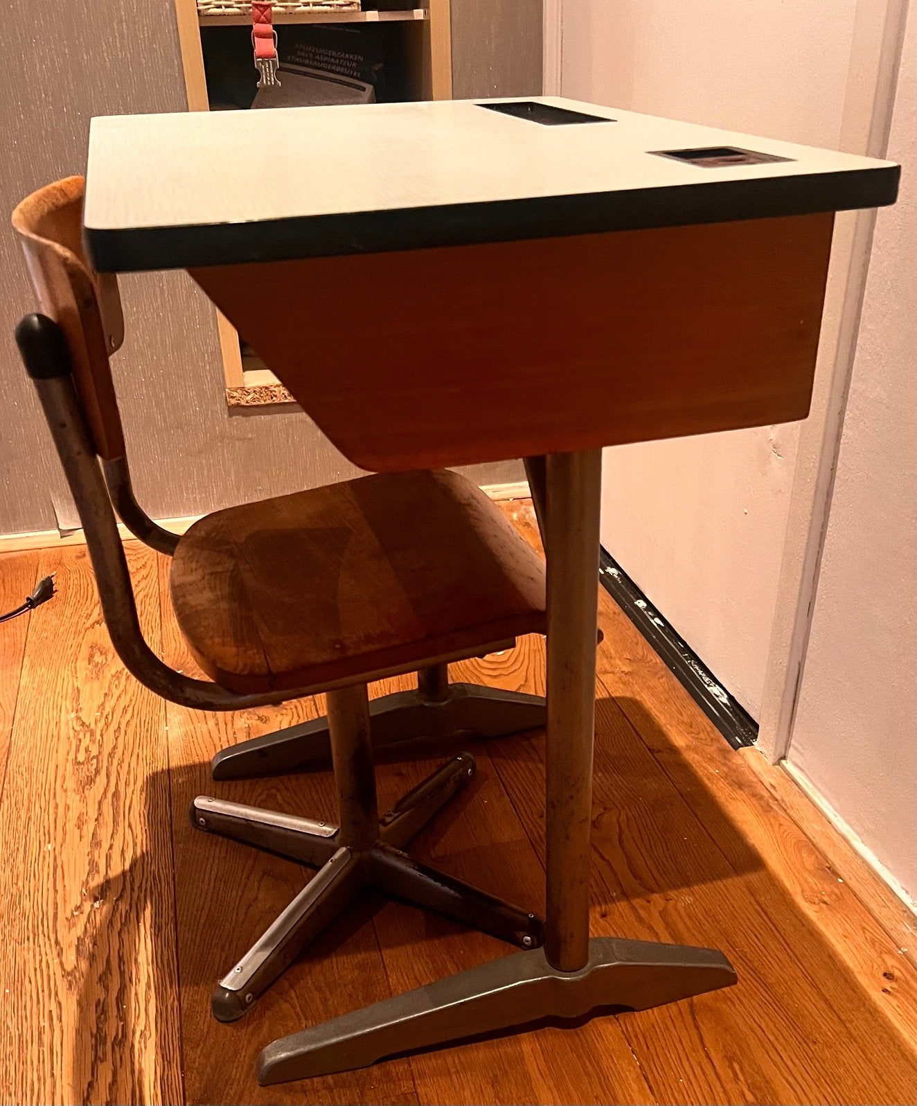 Klassieke schooltafel met stoeltje of/en luxe stoel, Ophalen, Opbergruimte, Gebruikt, 60 cm