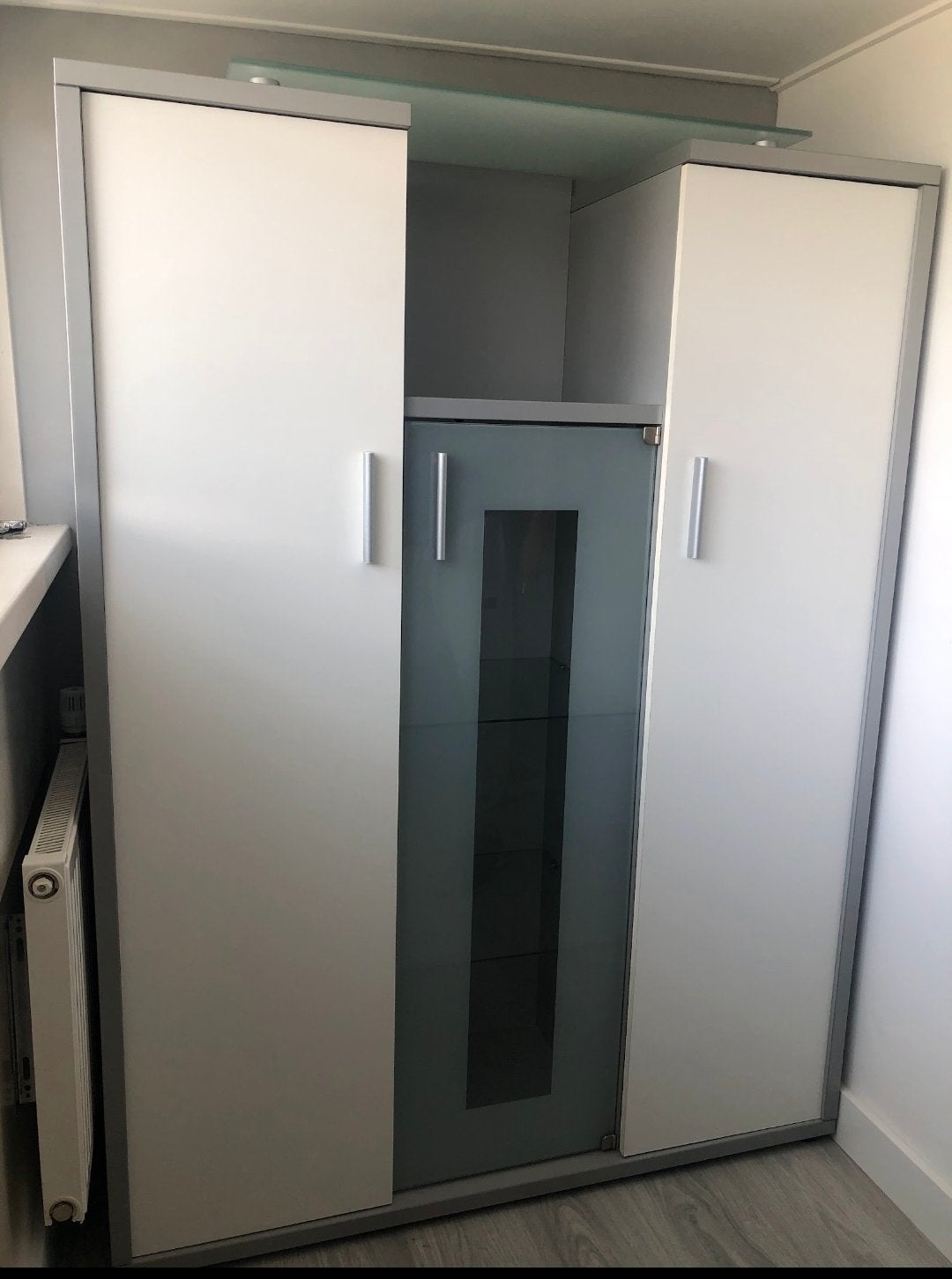 Moderne witte kast met glazen vitrine en planken, Ophalen, Kunststof, 100 tot 150 cm, Zo goed als nieuw