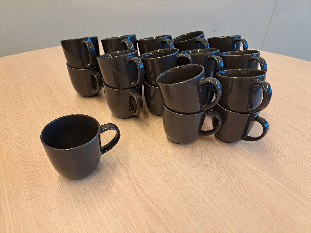23x donkergrijze koffie / thee mokken IKEA, Huis en Inrichting, Ophalen, Gebruikt, IKEA, Overige stijlen