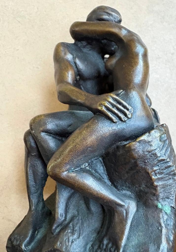 Mooie kleine replica van 'De kus' van Rodin, Minder dan 20 cm, Ophalen of Verzenden, Brons, Scène