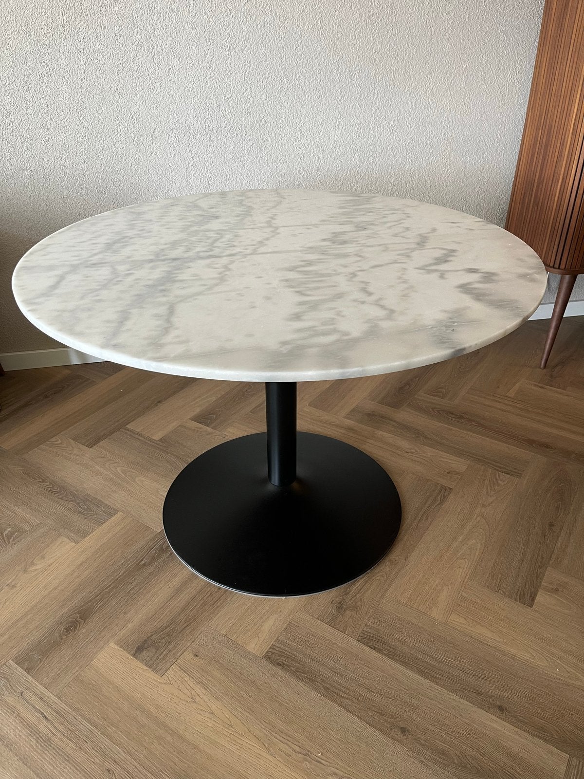 Ronde marmeren eettafel (110cm) met zwarte trompetvoet, Ophalen, Overige materialen, 100 tot 150 cm, Rond