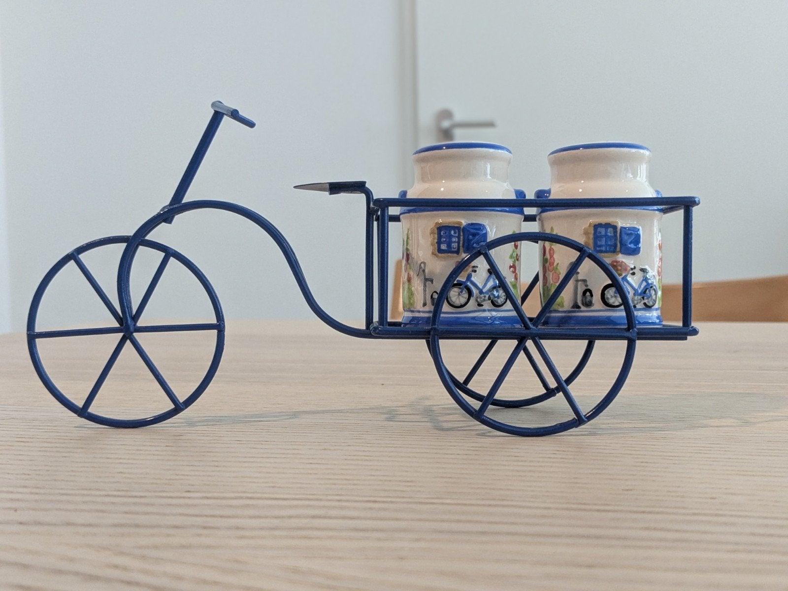 Zout- en peperstel melkbussen op blauwe fietsendrager, Huis en Inrichting, Ophalen of Verzenden, Zo goed als nieuw, Metaal, Overige merken