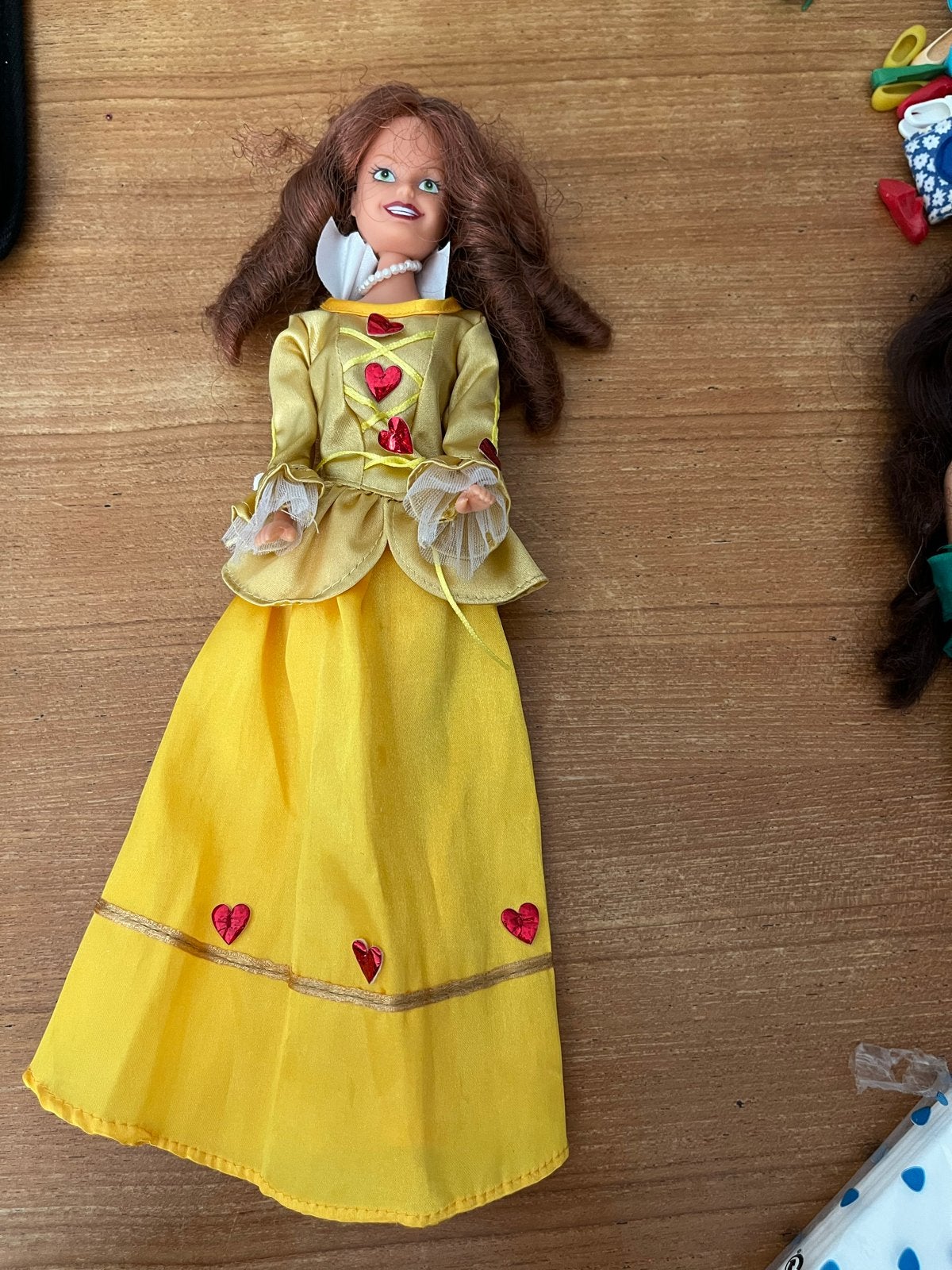 Vintage Barbie-achtige pop in gele jurk met hartjes, Ophalen, Gebruikt, Overige typen