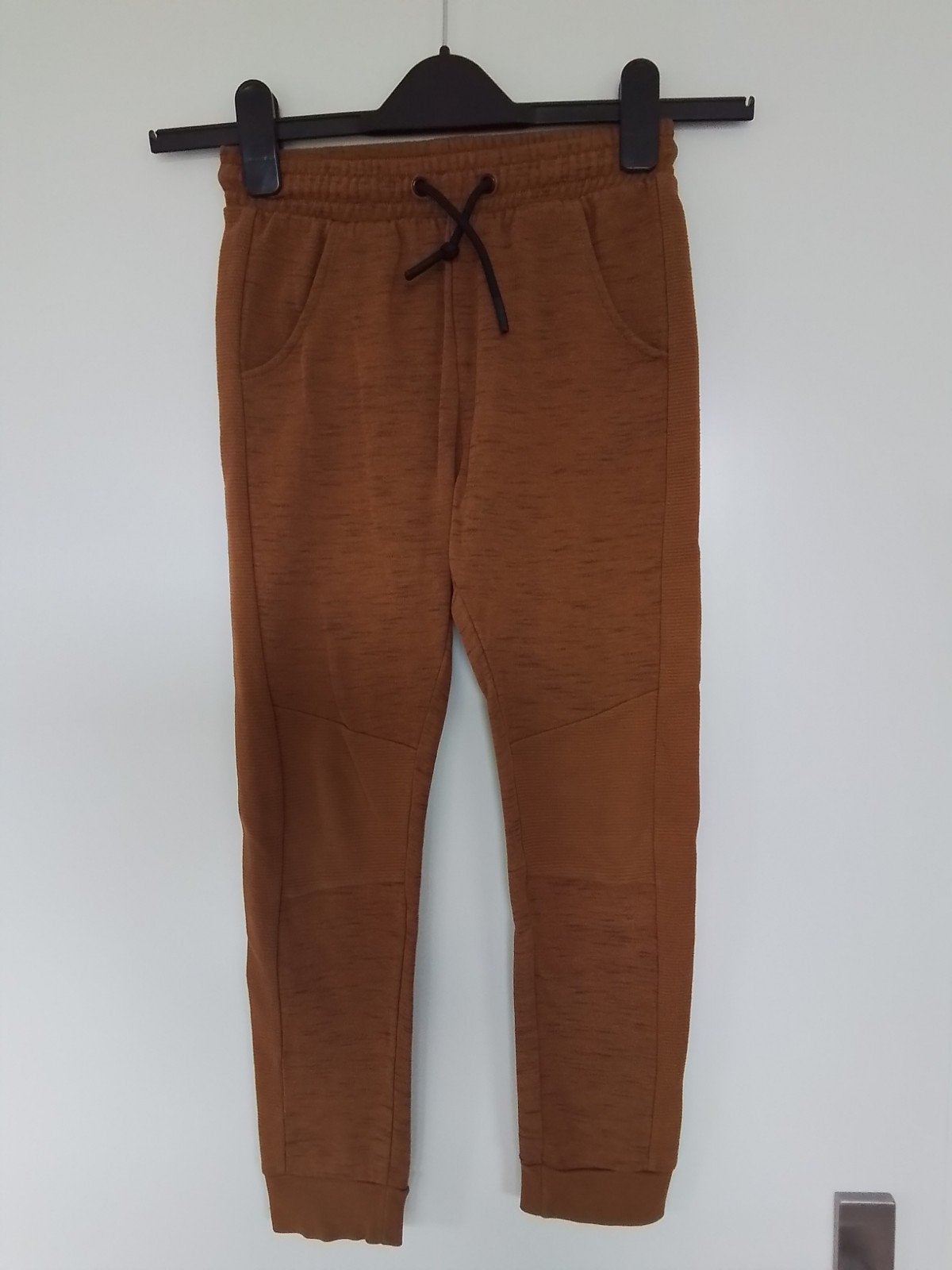 bruine broek,  joggingbroek mt 122-128, Kinderen en Baby's, Kinderkleding | Maat 122, Broek, Ophalen of Verzenden, Zo goed als nieuw
