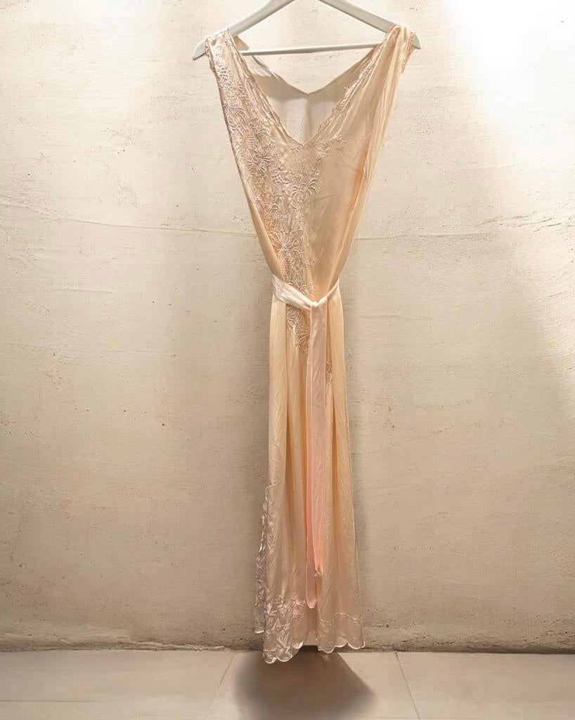 Rare Vintage 30s 40s Pale Peach Satin Embroidered Jurk, Ophalen of Verzenden, Zo goed als nieuw