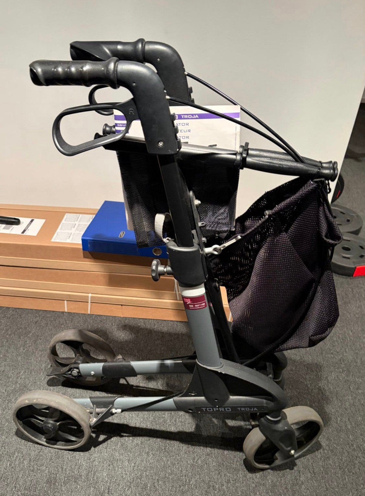 TOPRO Troja rollator, mooi grijs met zwart, Maat M, Ophalen, Lichtgewicht, Zo goed als nieuw