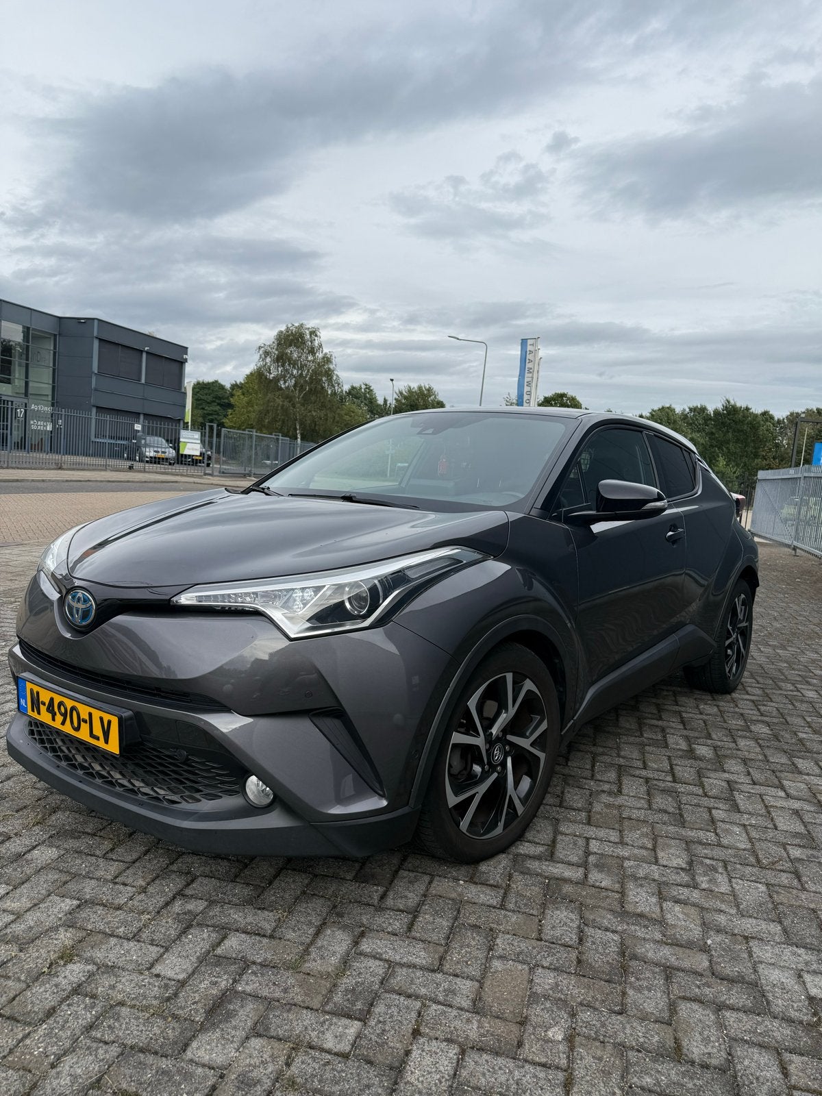 Toyota C-HR 1.8 Hybrid 122pk CVT 2017 Grijs, Auto's, 725 kg, 4 cilinders, 98 pk, 75 €/maand