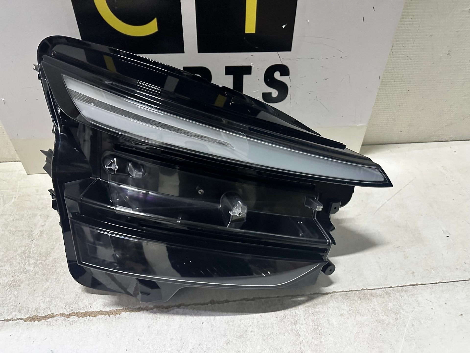 Foto 3 van Koplamp Tesla Model Y Juniper Full led 1918351-00-C Rechts