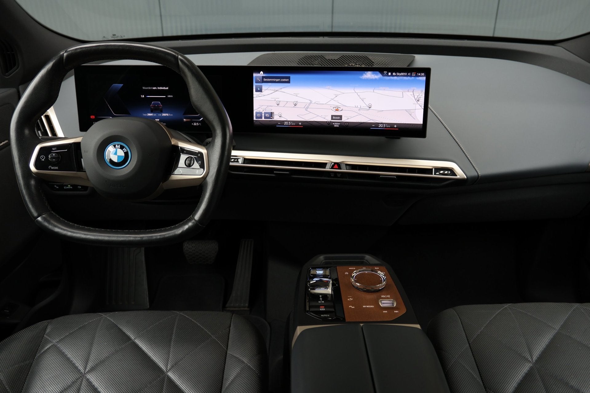 BMW IX XDrive40 M-sport | panorama skylounge | elek. trekhaa, Auto's, BMW, Automaat, Gebruikt, Zwart, Vierwielaandrijving