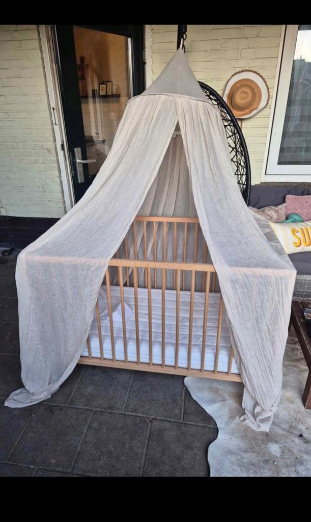 Babybedje met matras en hemeltje, Ophalen, Zo goed als nieuw, Ledikant