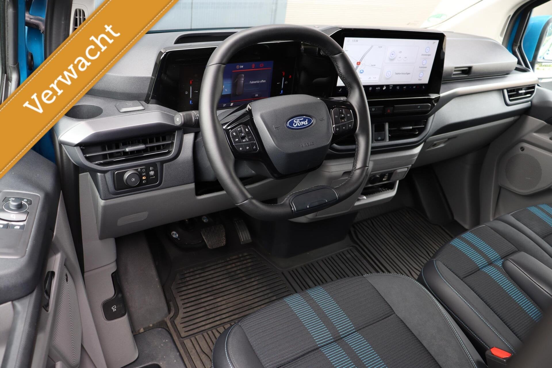 Ford E-Transit Custom L1H1 SPORT 65 kWh l ELEK. SCHUIFDEUR l, Auto's, Bestelauto's, 330 km, Stof, Gebruikt, Zwart
