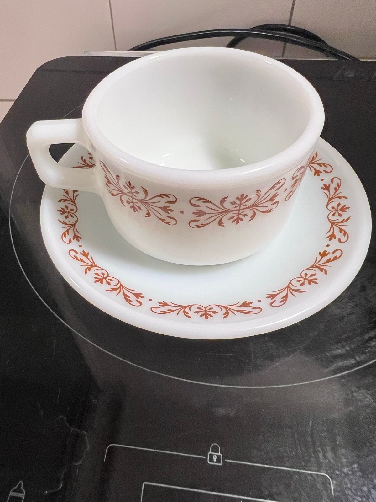 Vintage kop en schotel met bloemmotief, Keramiek, Vintage, Ophalen of Verzenden, Zo goed als nieuw