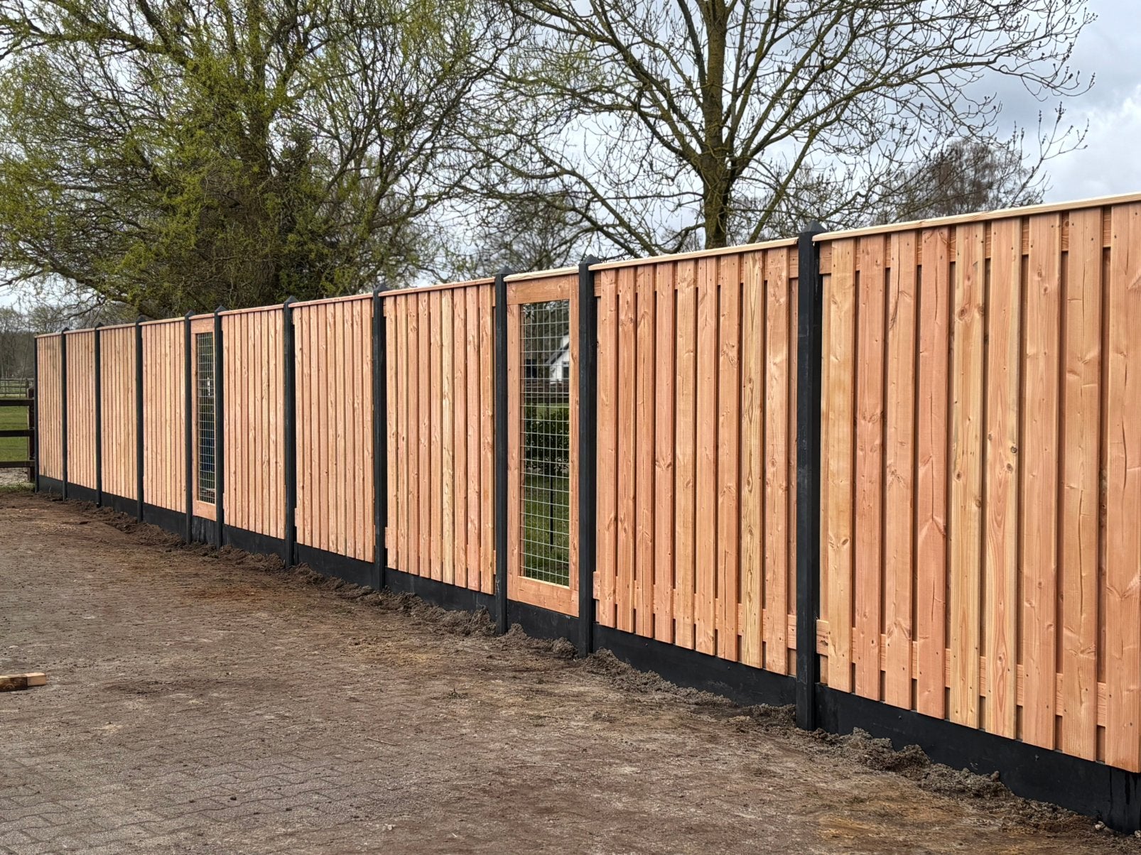 Douglas hout/beton schutting €130 per meter incl. Montage, Ophalen, 1 tot 2 meter, 6 meter of meer, Zo goed als nieuw