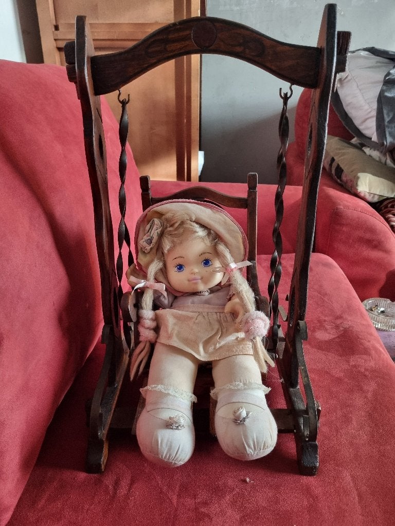 Vintage pop in houten schommelstoel, Ophalen of Verzenden, Gebruikt, Pop