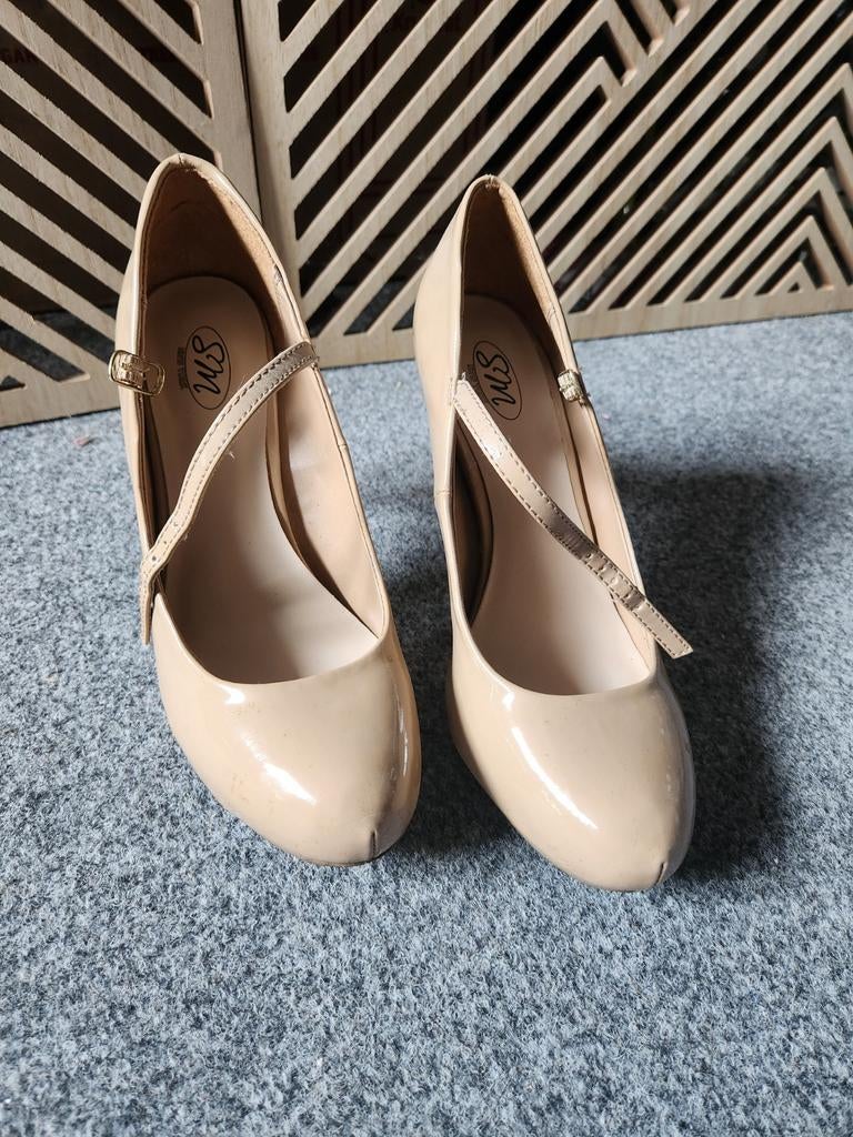 Mooie pumps met riempje, hoge dunne hak, Ophalen, Zo goed als nieuw, Beige, Pumps
