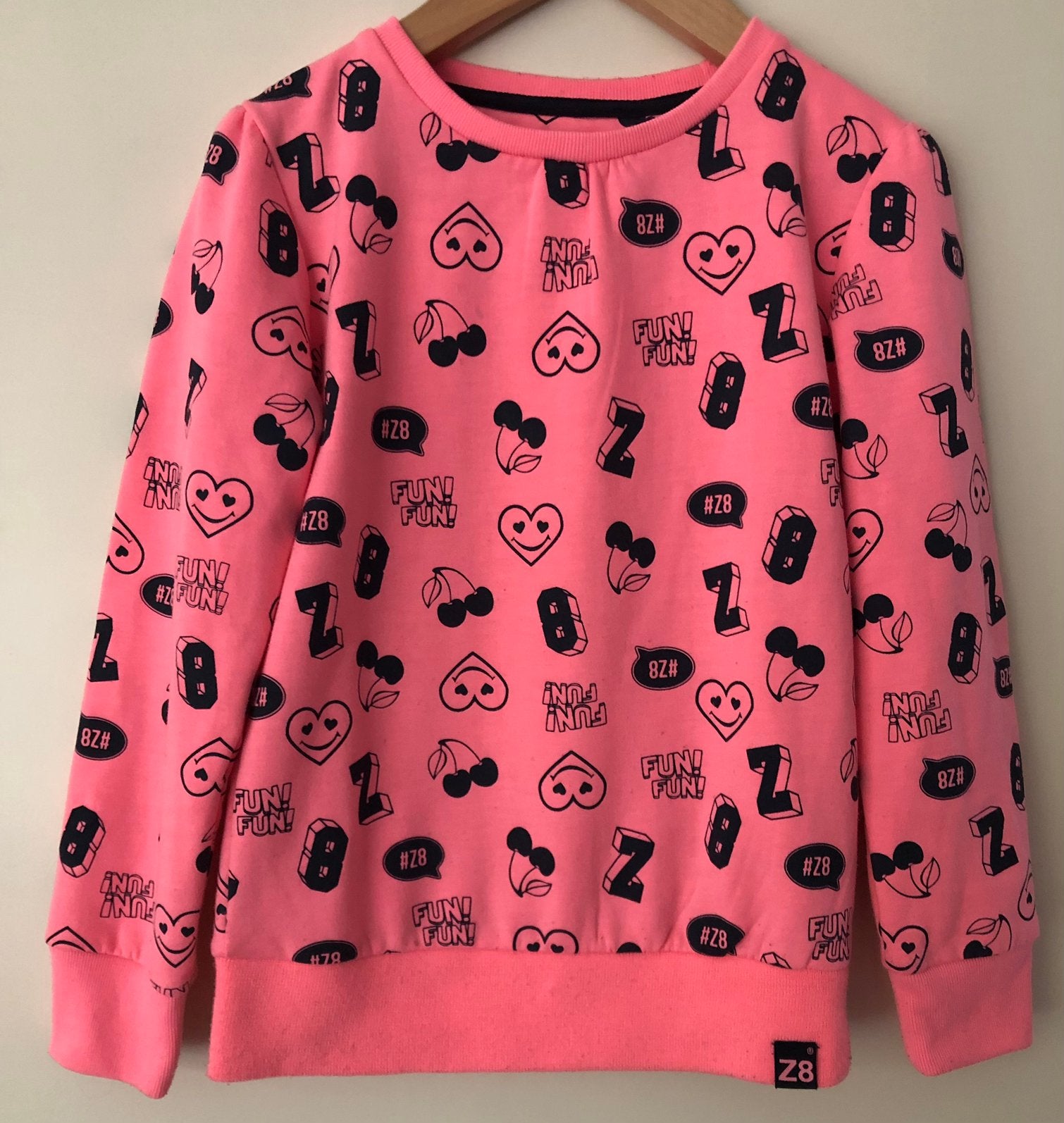 Z8 roze meisjestrui met hartjes/kersen/z8 print mt 116/122., Ophalen, Zo goed als nieuw, Meisje, Trui of Vest