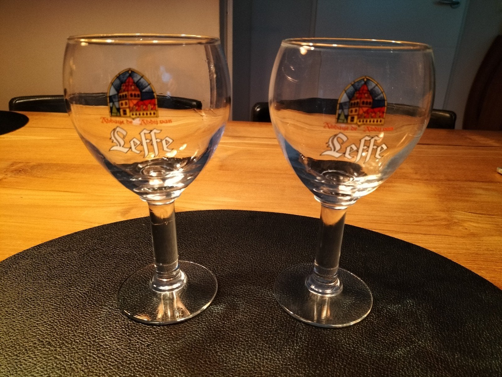 2 Leffe bierglazen - Zo goed als nieuw, Ophalen of Verzenden, Zo goed als nieuw
